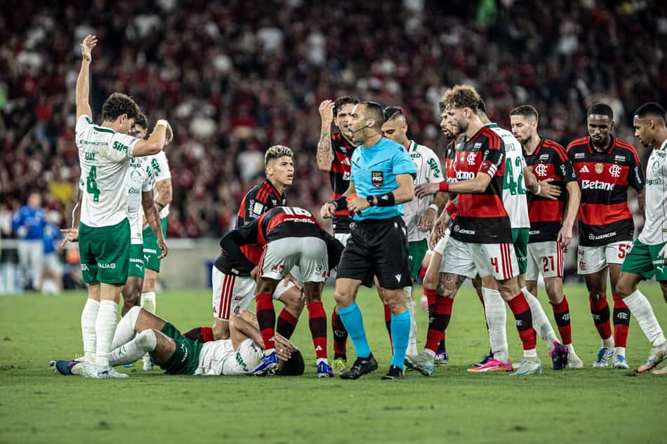 Expulsão de Carrascal em Flamengo x Palmeiras (Foto: Affonso Andrade/Agencia F8/Folhapress)