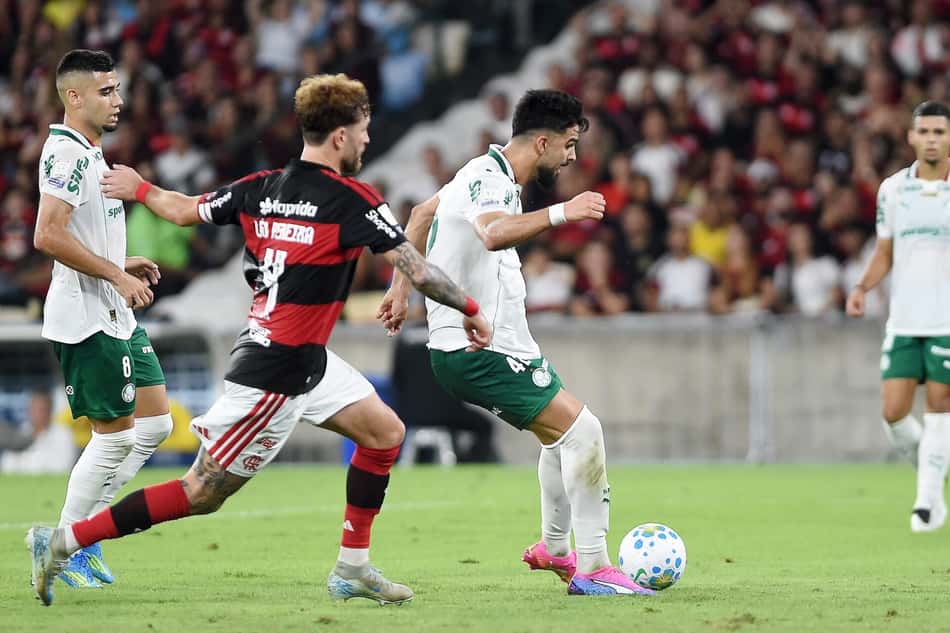 O Palmeiras vai vencendo o Flamengo por 2 a 0, no Maracanã