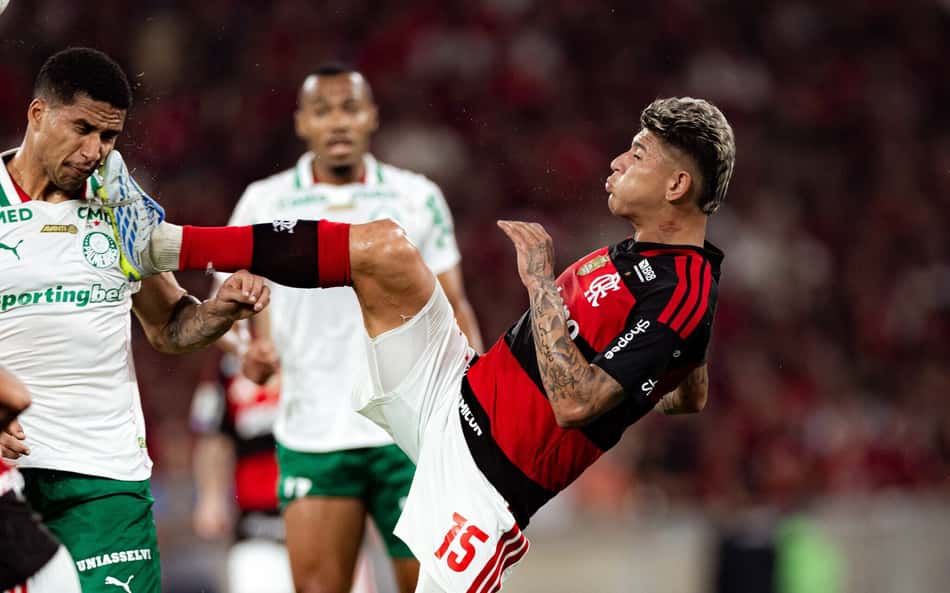 Carrascal pede desculpas à torcida do Flamengo após expulsão contra o Palmeiras: 'Nunca foi minha intenção'