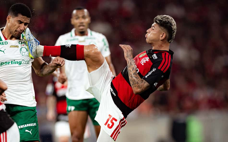 Carrascal jogador do Flamengo em dividida durissima que lhe rende cartao vermelho durante partida contra o Palmeiras no estadio Maracana pelo campeonato Brasileiro A 2026. (Foto: Mateus Dutra/AGIF/Folhapress)