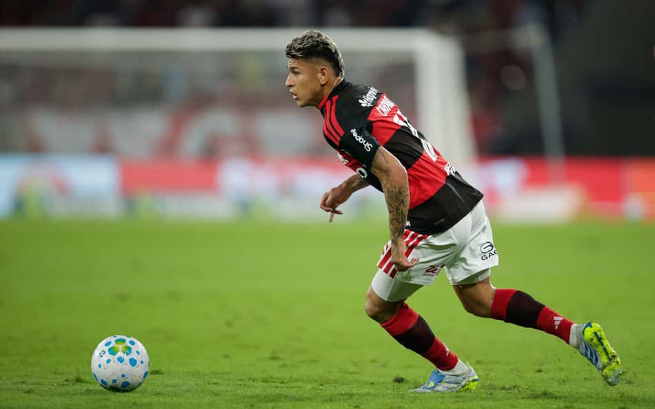 Especialista de arbitragem dá veredito sobre expulsão de Carrascal em Flamengo x Palmeiras