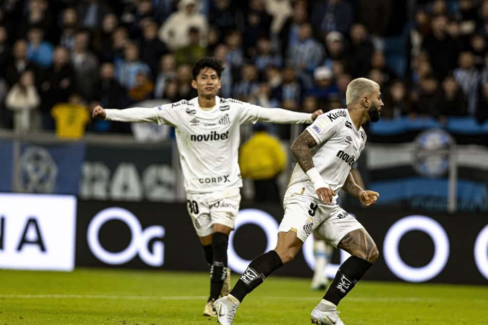 Miguelito e Gabigol comemorando gol pelo Santos diante do Grêmio. (Foto: Pedro Paulo Diaz/Thenews2/Folhapress)