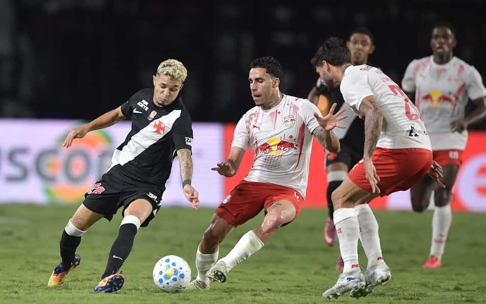 Torcedores do Vasco defendem jogador após derrota para o Bragantino: 'Único'
