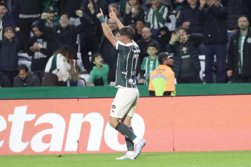 Lavega, emprestado pelo Fluminense, comemora gol no Brasileirão pelo Coritiba (Foto: João Heim/Zimel Press/Folhapress)
