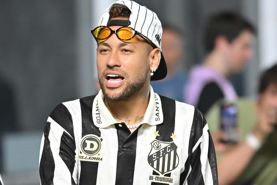 Neymar marca presença na Vila antes de se apresentar na Seleção Brasileira. (Foto: Jota Erre/AGIF/Folhapress)
