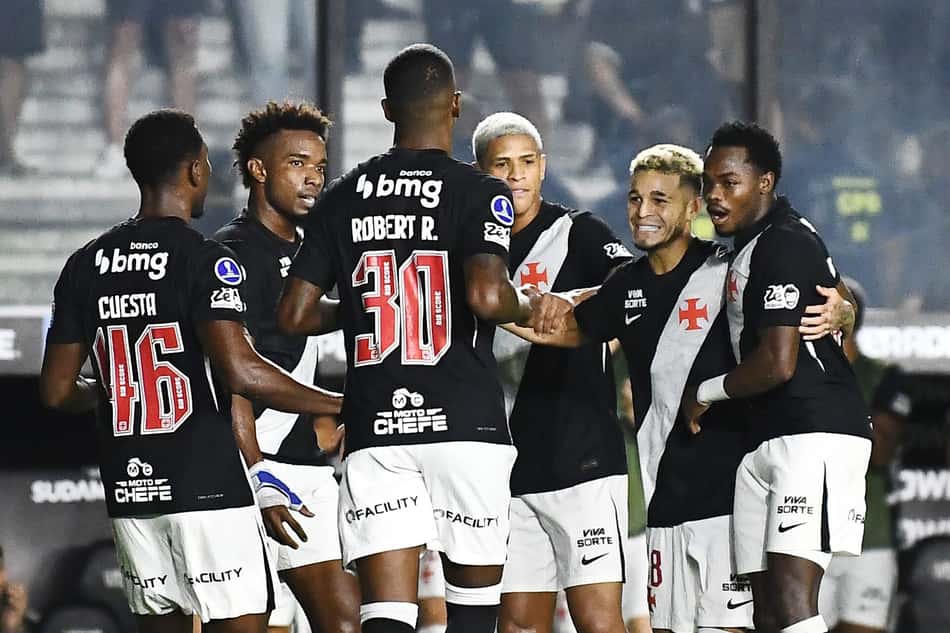 Jogadores do Vasco comemoram gol contra o Barracas Central (Foto: Alexandre Durão/Zimel Press/Folhapress)