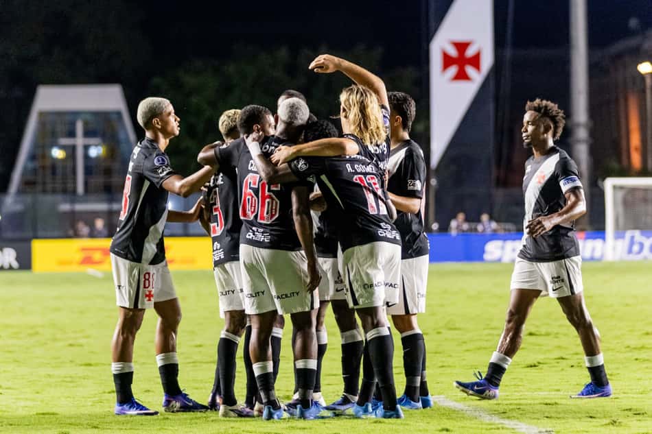 Jogadores do Vasco comemoram gol contra o Barracas Central (Foto: Alexandre Maia/MyPhoto Press/Folhapress)
