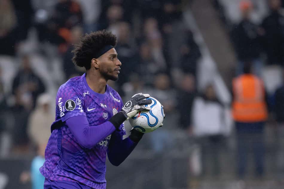 Hugo Souza com camisa de manga longa roxa em ação pelo Corinthians