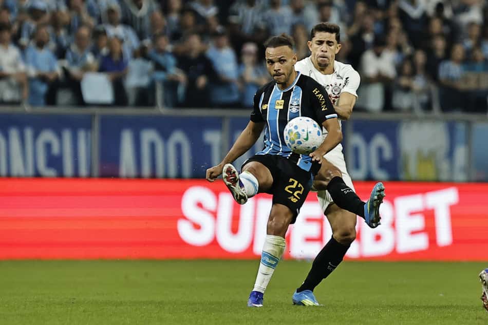 Corinthians dominou o Grêmio fora de casa (Foto: Roberto Vinicius/AGIF/Folhapress)