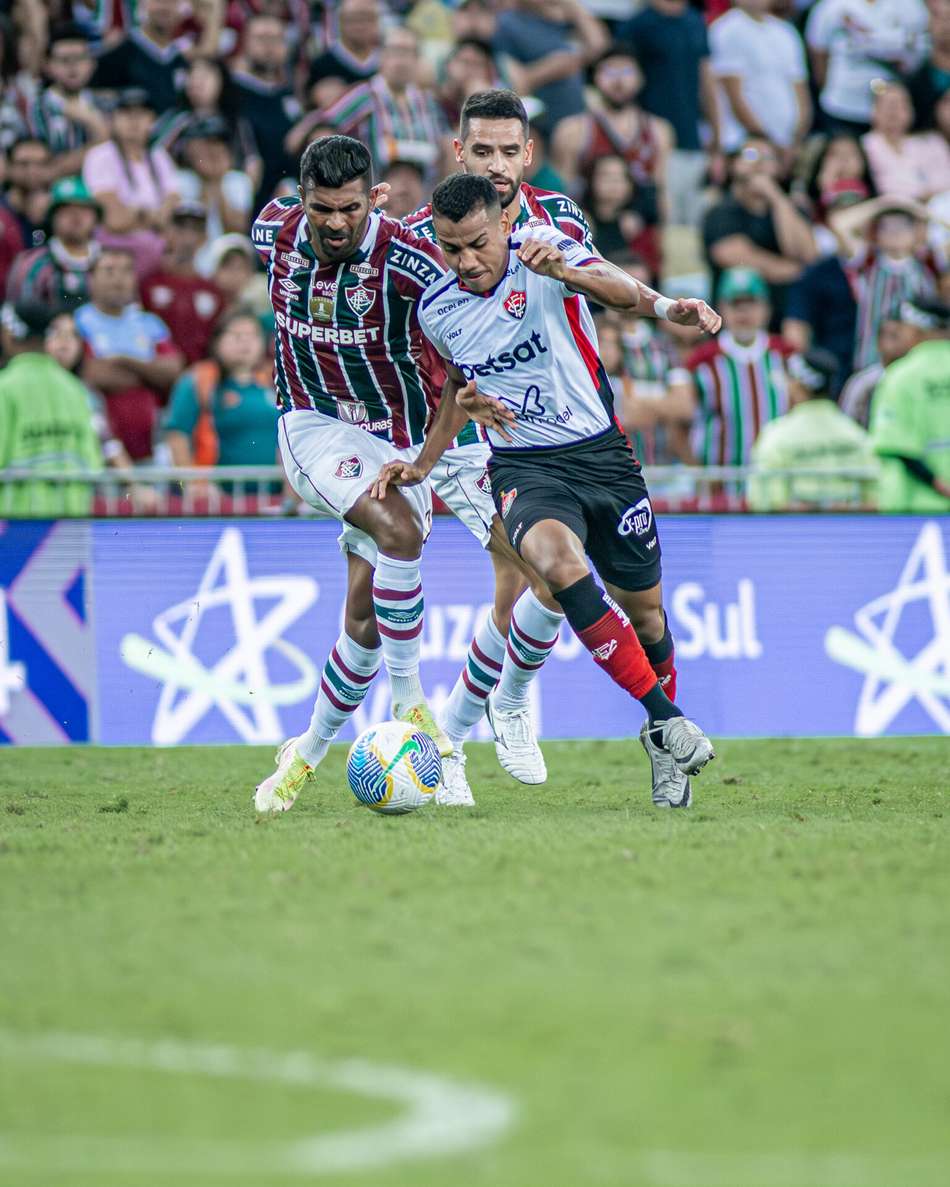 Janderson dribla Thiago Santos em Fluminense x Vitória  (Fotos: Victor Ferreira/EC Vitória) 