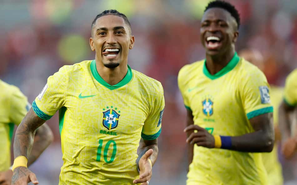 Raphinha e Vini Jr. com a camisa amarela em jogo da Seleção Brasileira