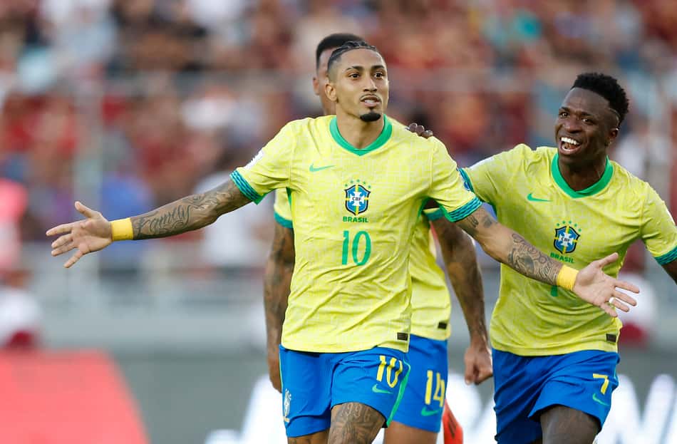 Raphinha e Vini Jr jogando pela Seleção