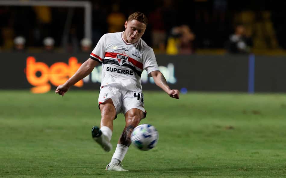 Maik perde lugar para Cédric Soares com a chegada de Roger Machado. (Foto: Rubens Chiri / São Paulo FC)