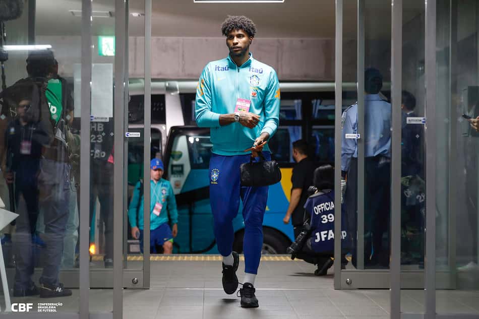 Hugo Souza com a Seleção Brasileira (Foto: Rafael Ribeiro/CBF)