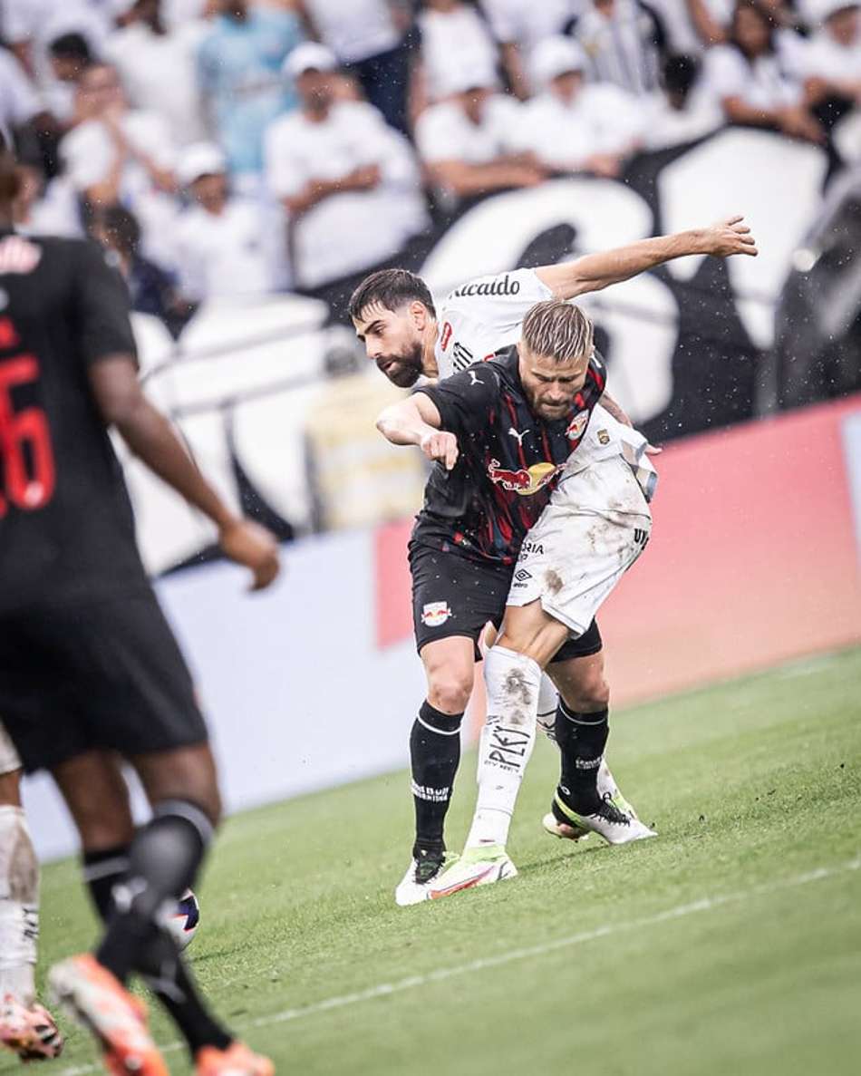 Sasha e Luan Peres em duelo entre Santos X Red Bull Bragantino, pelo Paulistão de 2026. (Foto: Raul Barletta/ Santos FC)