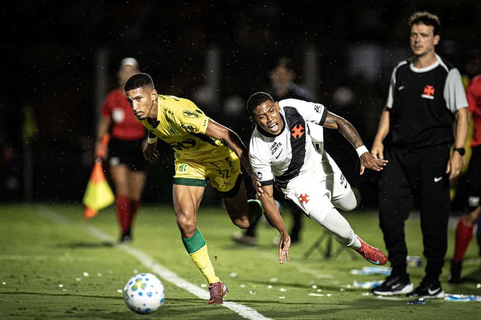 Diniz busca sua primeira vitória contra Rafael Guanaes (Foto: Matheus Lima/Vasco)