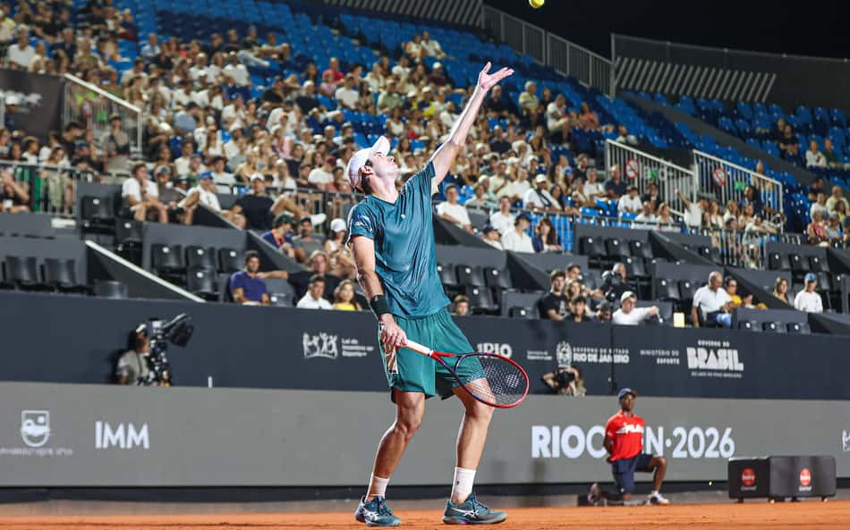 Gustavo Heide saca na derrota na estreia no RIo Open (Foto: João PIres/Fotojump)