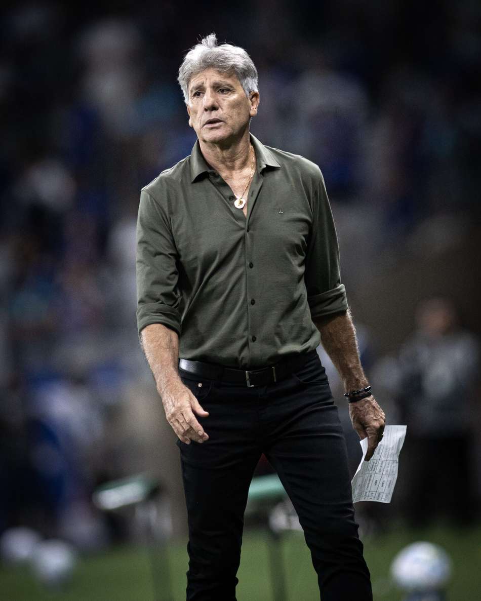 Renato Gaúcho com papel na mão