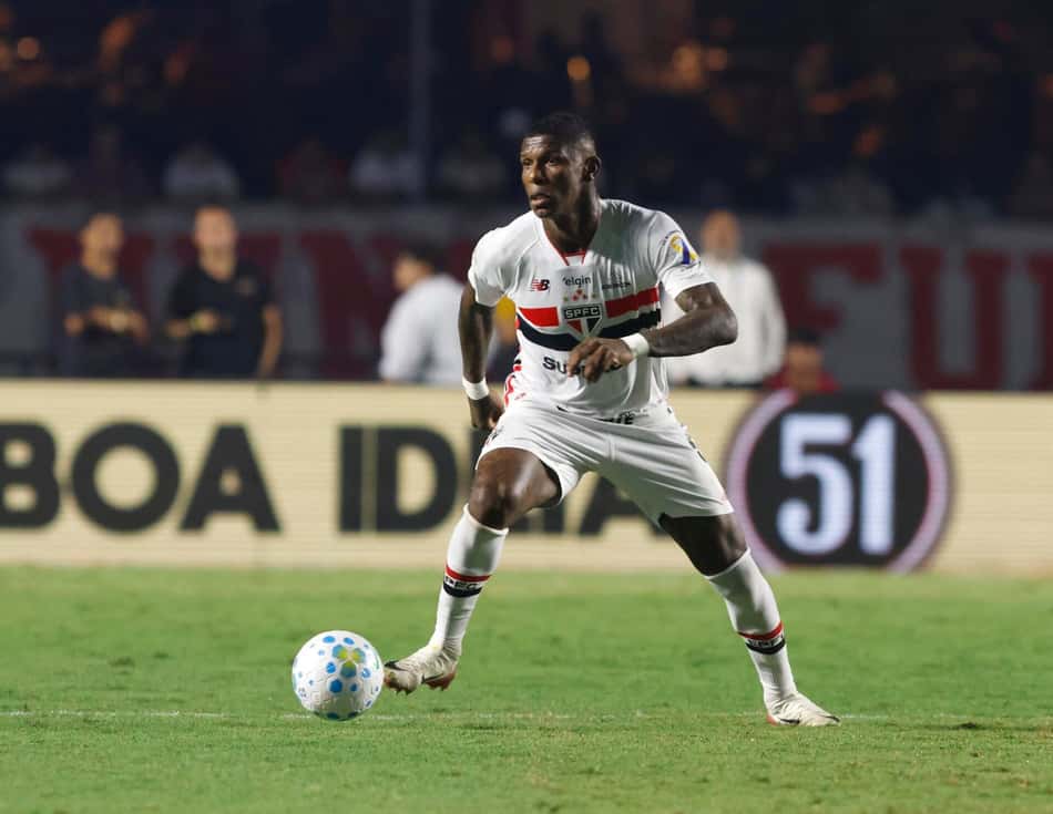 Arboleda em ação com a camisa do São Paulo