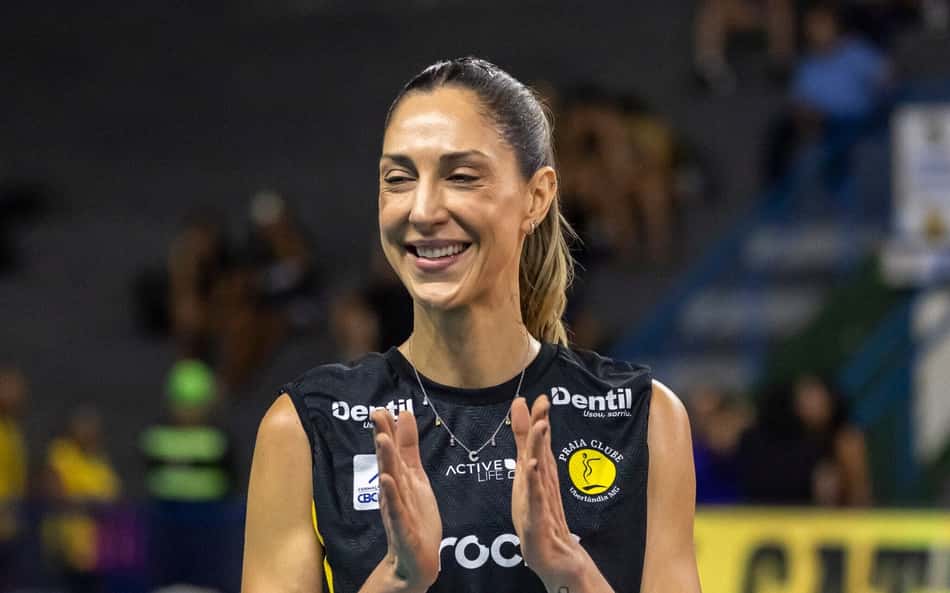 Carol Gattaz é homenageada pelo Praia Clube em seu último jogo (Foto: Bruno Cunha/Praia Clube)