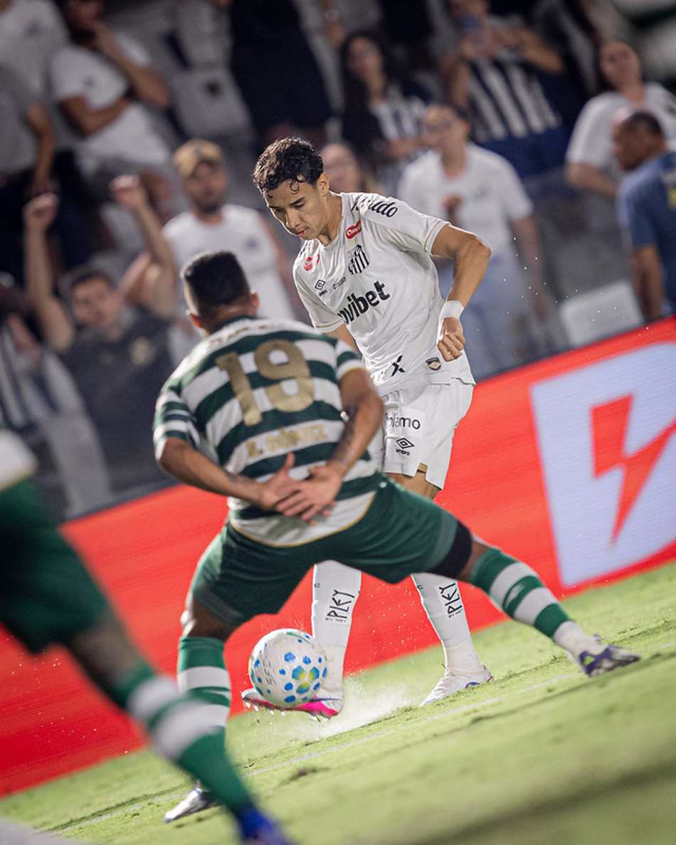 Gabriel Bontempo atuando pelo Santos em duelo contra o Coritiba. (Foto: Raul Barletta/ Santos FC)