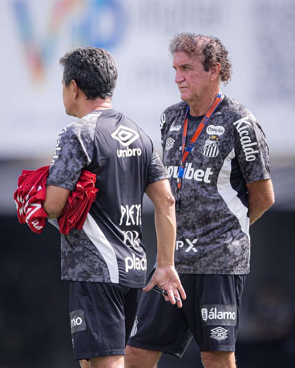 Cuca durante treino do Santos no CT Rei Pelé. (Foto: Raul Barletta/ Santos FC)