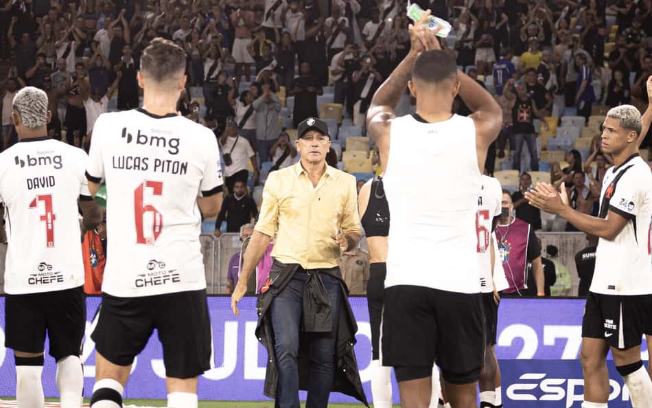 Renato Gaúcho e jogadores do Vasco agradecem a presença da torcida após o clássico contra o Flamengo (Foto: Matheus Lima/Vasco)