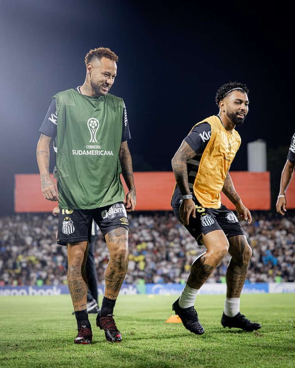 Neymar e Gabriel Barbosa durante aquecimento do Santos no jogo contra o Recoleta. (Foto: Raul Barletta/ Santos FC)