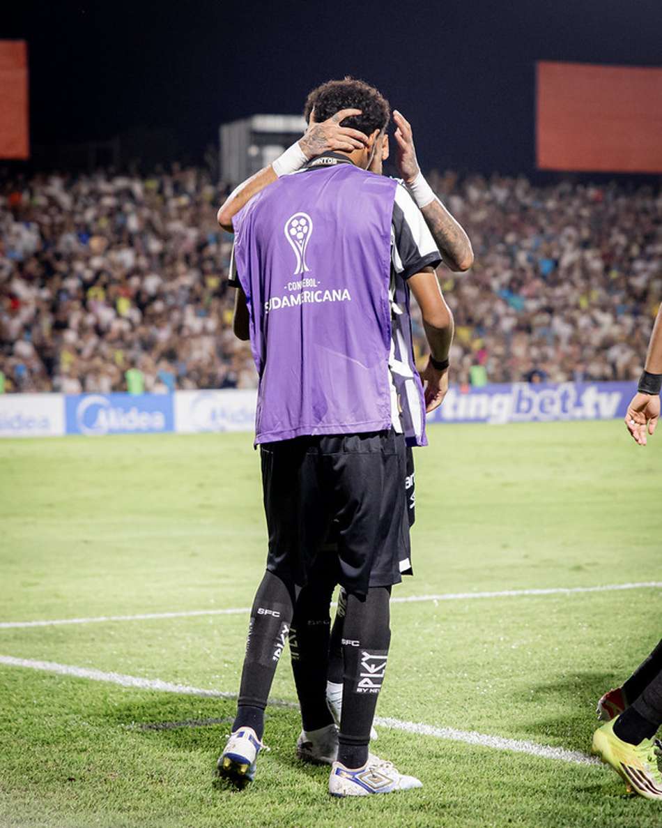 Neymar e Robinho abraçados em jogo do Santos, pela Sul-Americana. (Foto: Raul Barletta/ Santos FC)