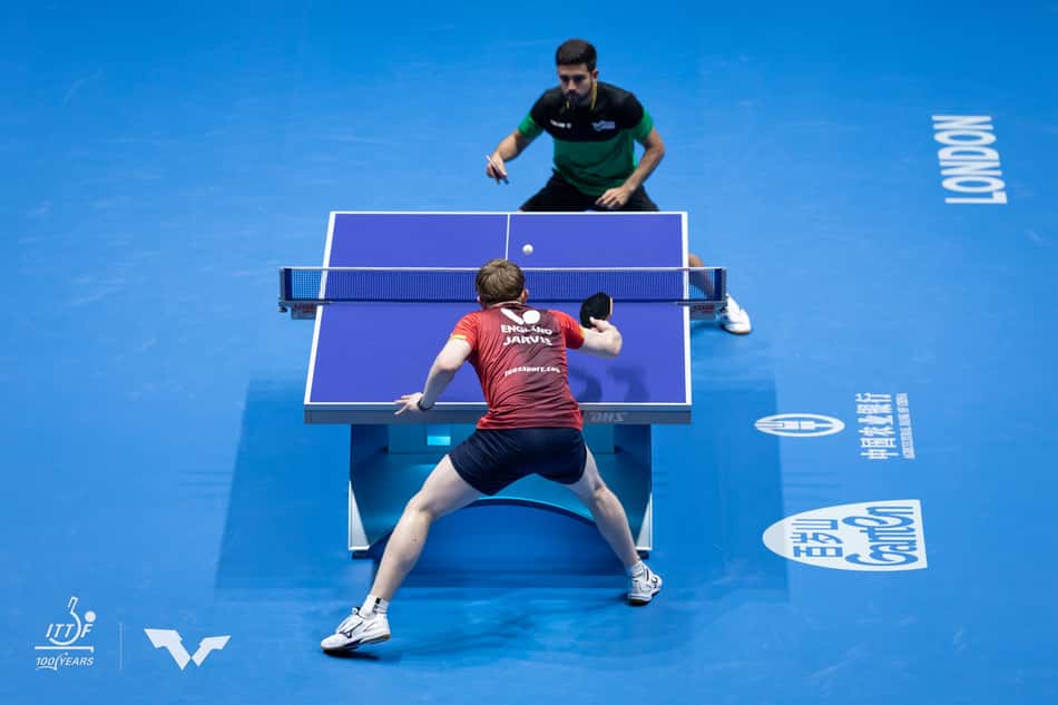 Guilherme Teodoro enfrenta Tom Jarvis em Brasil x Inglaterra pelo Mundial de Tênis de Mesa (Foto: WTT)