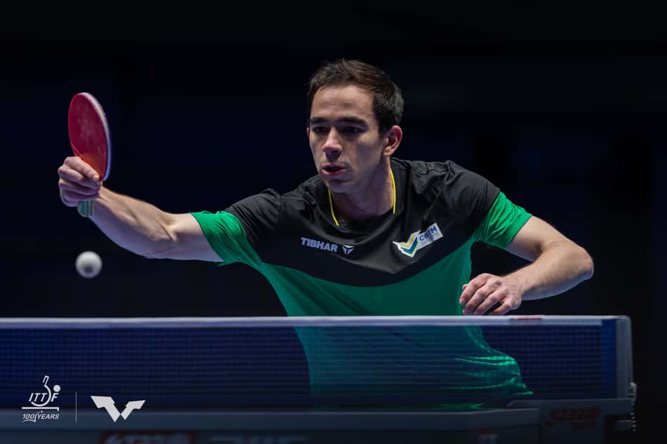 Hugo Calderano em ação nas oitavas de final do Mundial de Tênis de Mesa por Equipes (Foto: WTT)