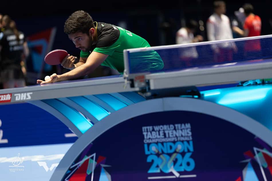 Guilherme Teodoro em ação nas oitavas de final do Mundial de Tênis de Mesa por Equipes (Foto: WTT)