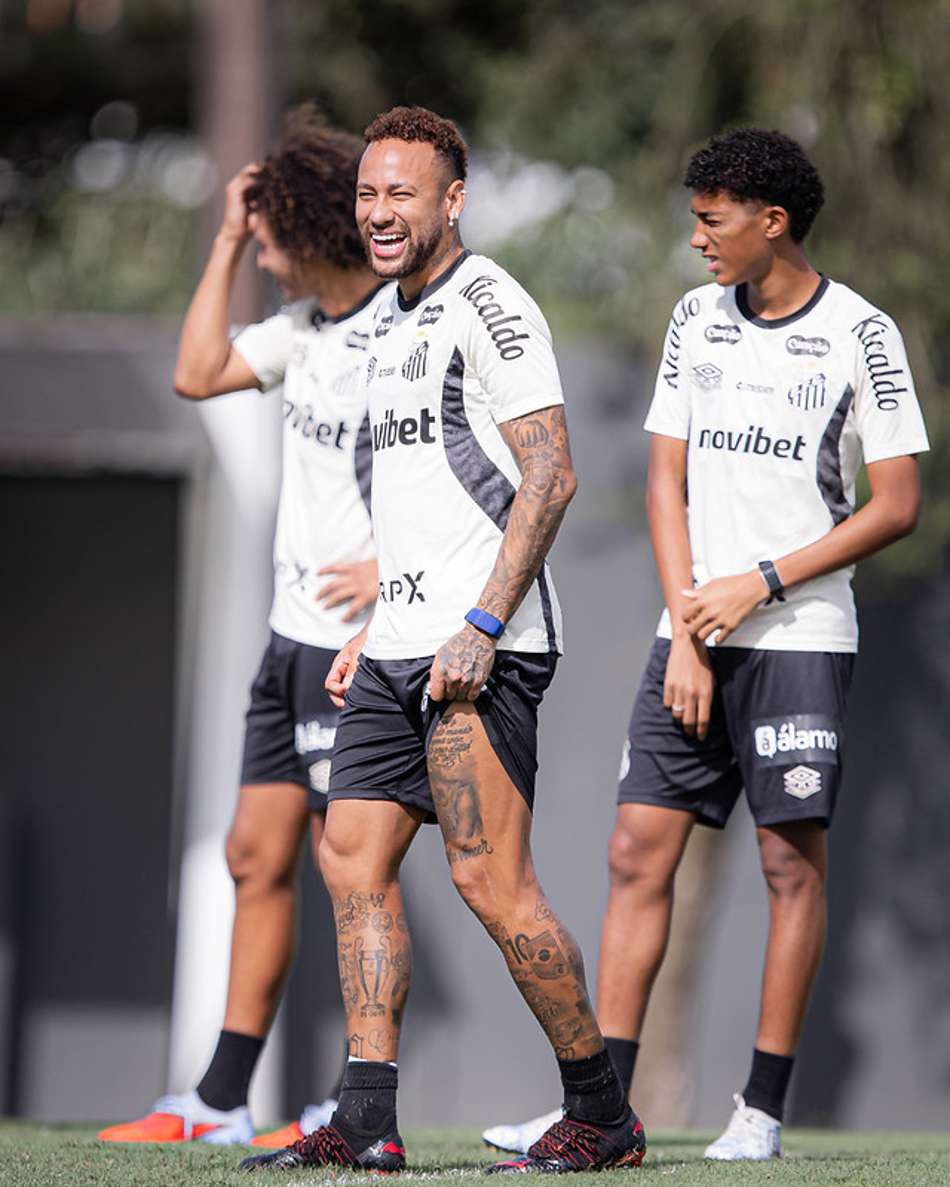 Neymar ao lado de Arão e Robinho Jr. no treino do Santos, no CT Rei Pelé. (Foto: Raul Barletta/ Santos FC)
