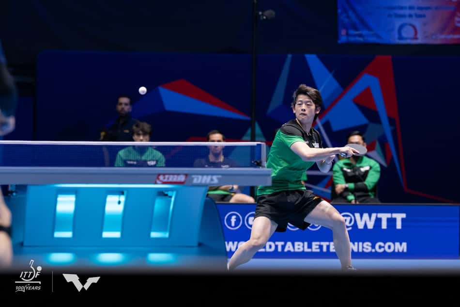 Leonardo Iizuka em ação nas quartas de final do Mundial de Tênis de Mesa por Equipes 2026 (Foto: WTT)