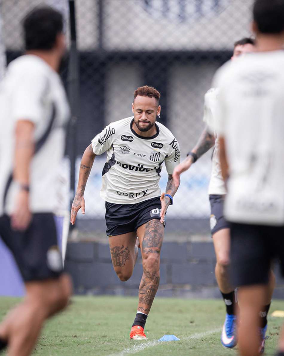 Neymar durante treino do Santos, no CT Rei Pelé. Camisa 10 acumula 12 jogos com o Peixe em 2026. (Foto: Raul Barletta/ Santos FC)
