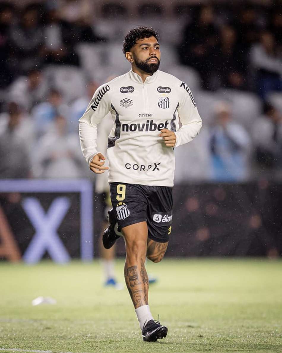 Gabriel Barbosa durante aquecimento do Santos na Vila Belmiro. (Foto: Raul Baretta/ Santos FC)