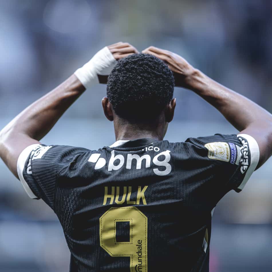 Jogadores do Galo entraram em campo com o nome de Hulk na camisa (Foto: Pedro Souza / Atlético)