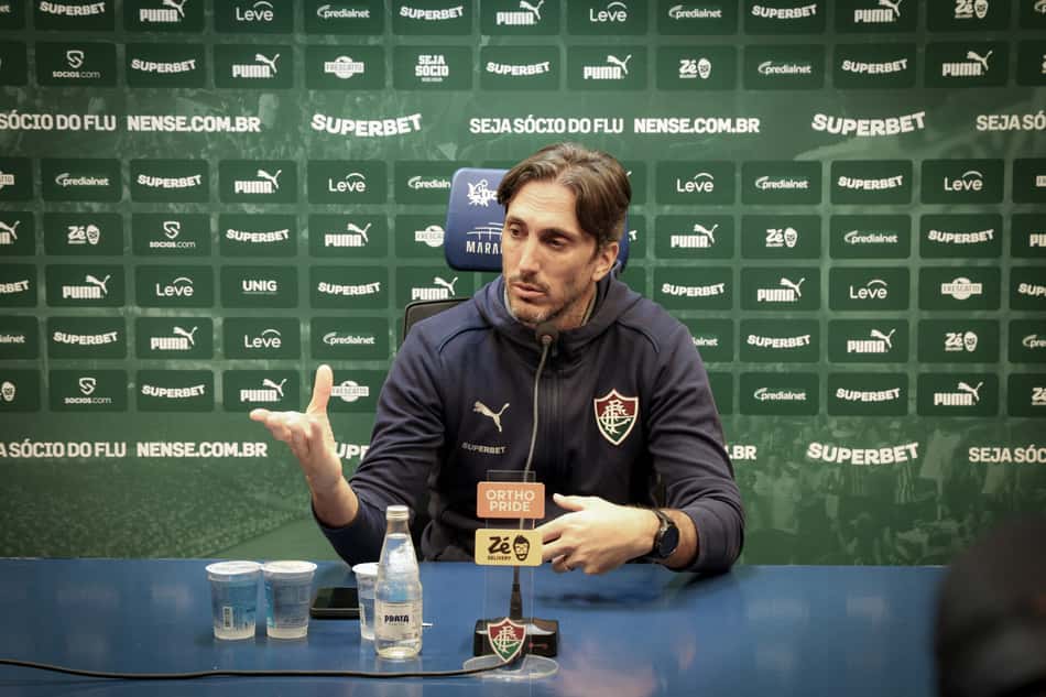 Zubeldía em coletiva pelo Fluminense (Foto: Marcelo Gonçalves/ Fluminense FC)