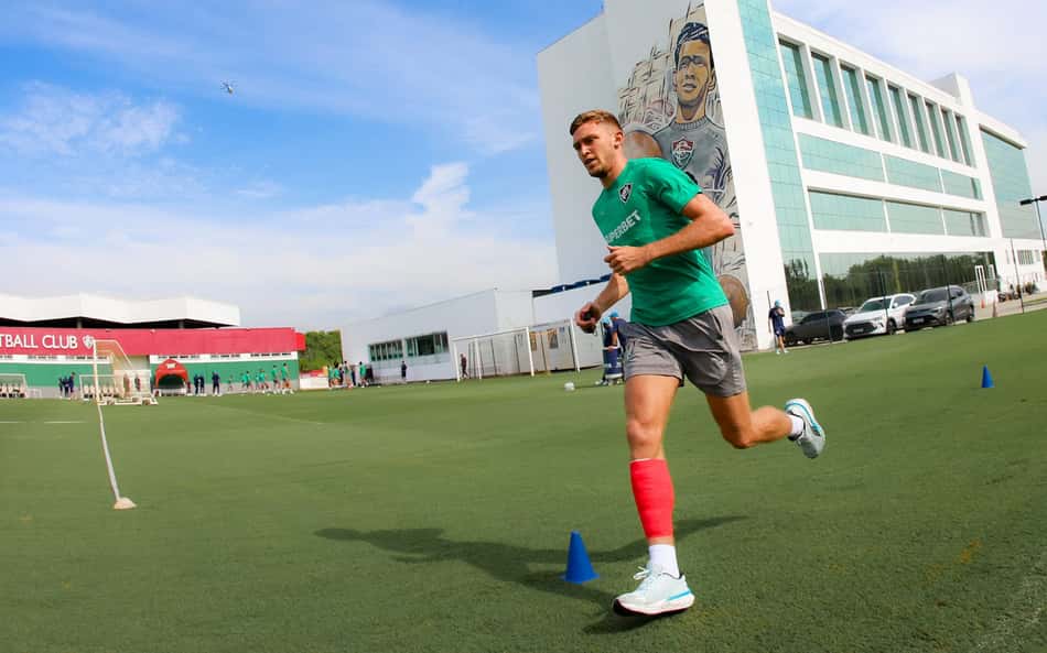 Castillo treina separado com proteção na perna e vira dúvida para Fluminense x São Paulo