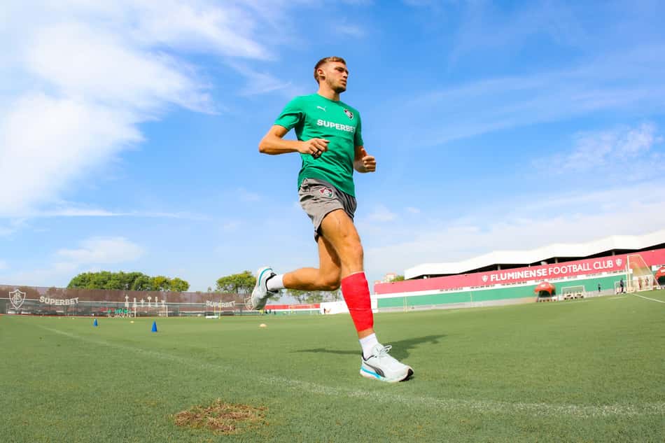Castillo treina separado do grupo do Fluminense com proteção