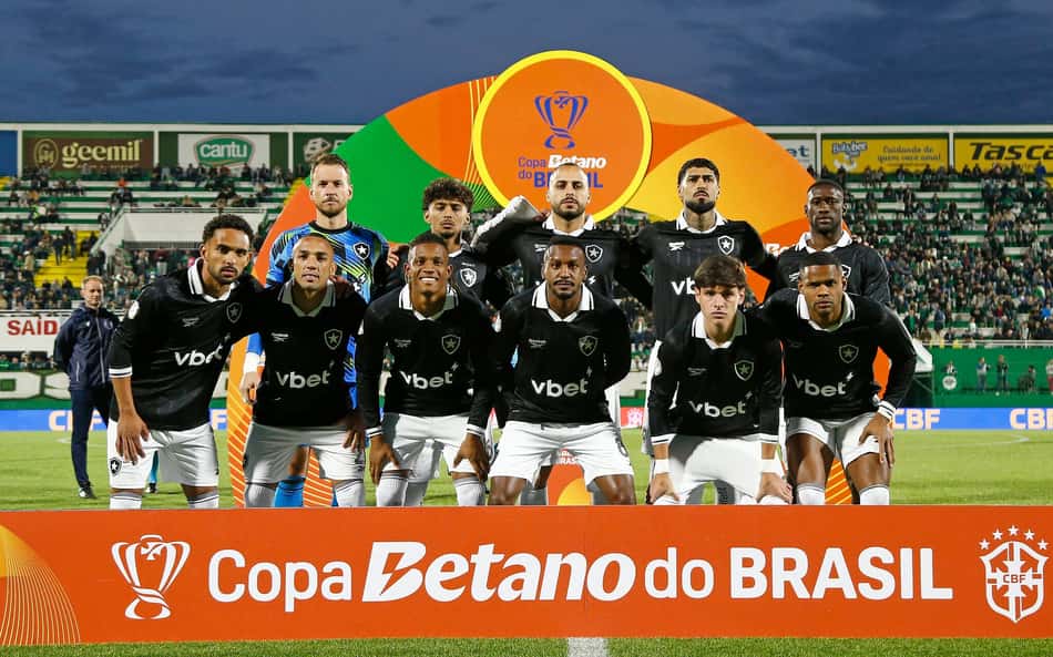 Torcida do Botafogo aponta culpado por eliminação na Copa do Brasil: 'Parabéns'