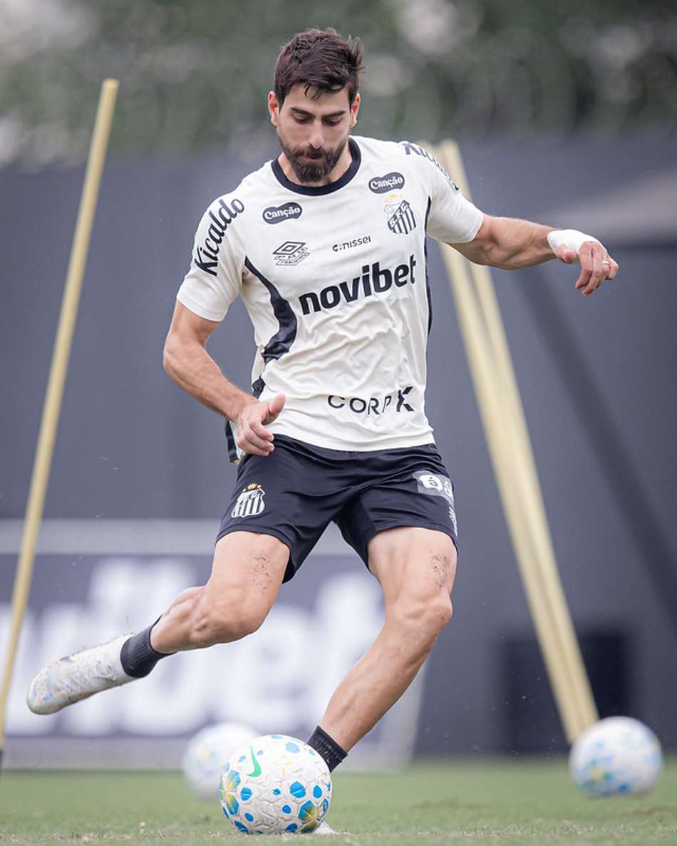 Luan Peres treina com proteção na mão no CT Rei Pelé. (Foto: Raul Barletta/ Santos FC)