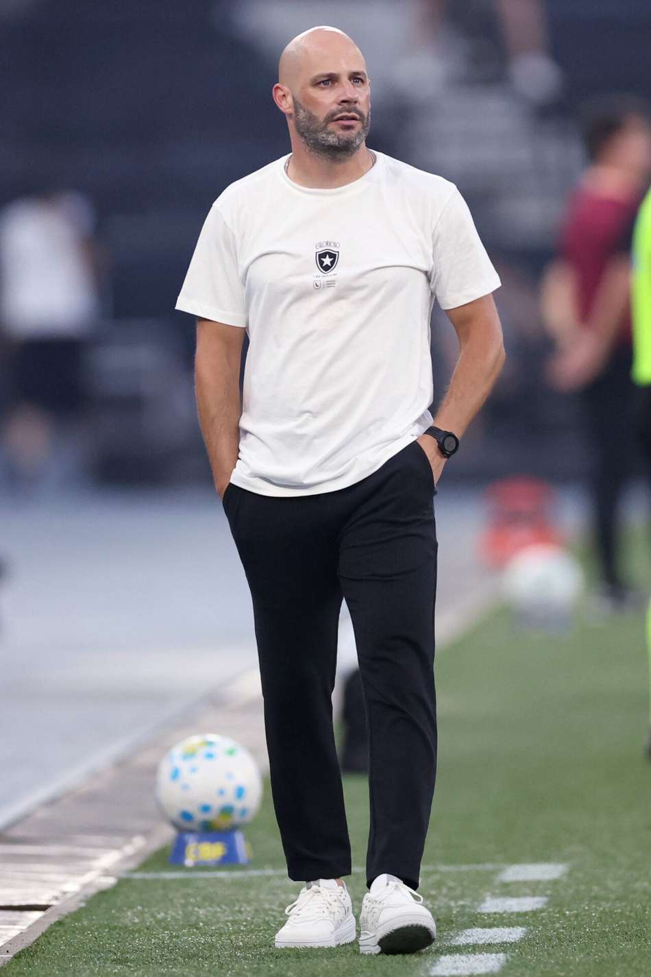 Franclim Carvalho à beira do campo comandando o Botafogo (Foto: Vítor Silva/Botafogo)