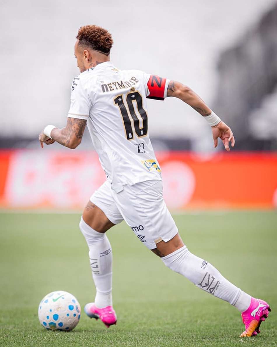 Neymar marcou 156 gols com a camisa do Santos nas duas passagens pelo clube. (Foto: Raul Barletta/ Santos FC)