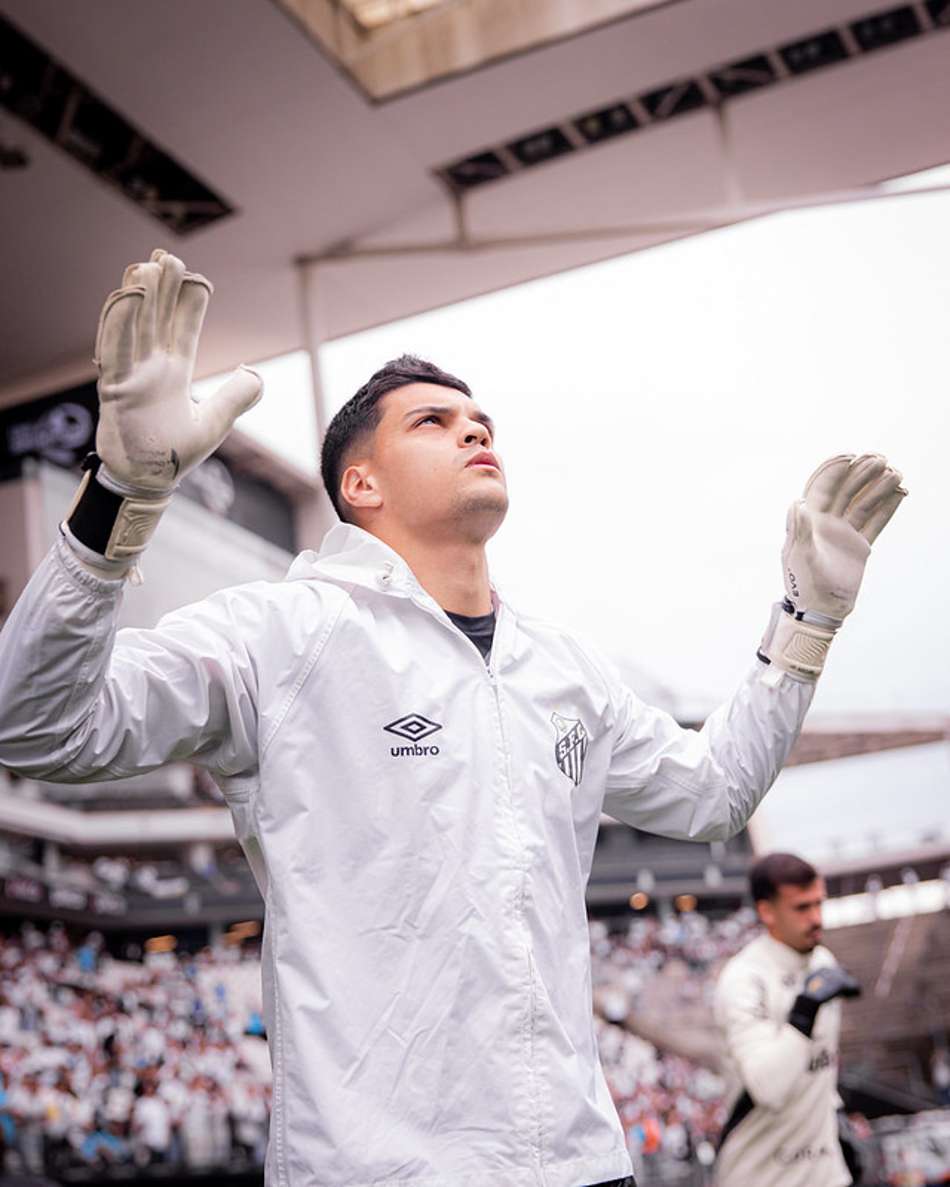 Gabriel Brazão durante aquecimento do Santos. (Foto: Raul Barletta/ Santos FC)