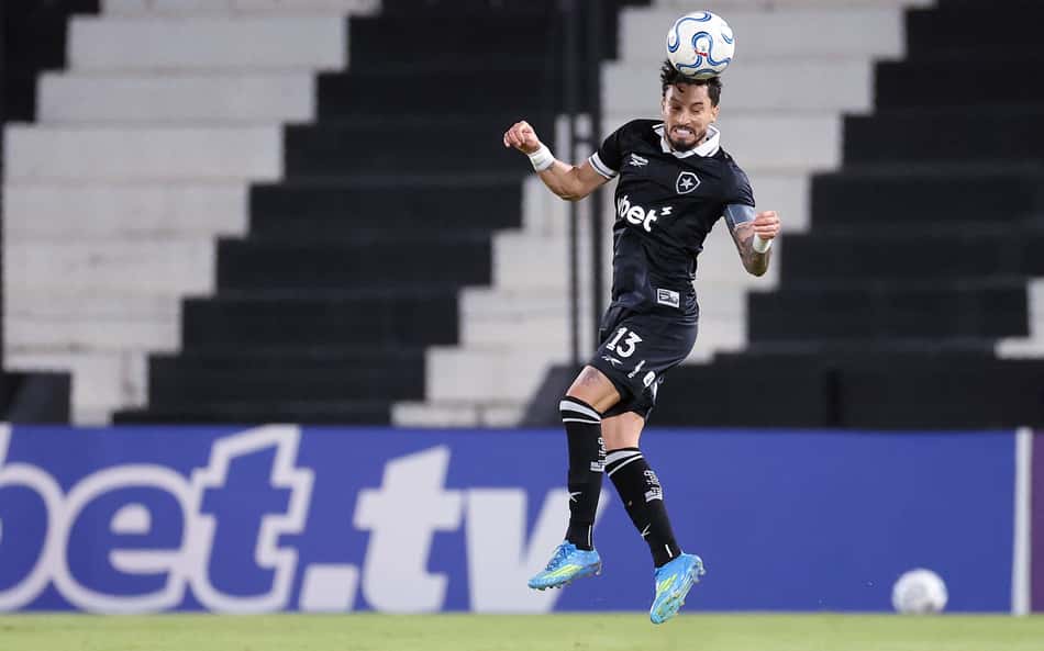 Alex Telles abre o jogo sobre renovação com o Botafogo: 'Nenhuma conversa'