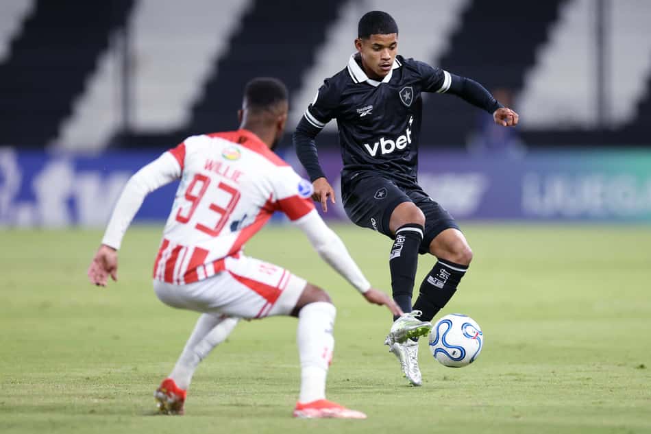Huguinho substituiu Danilo nos últimos jogos do Botafogo (Foto: Vítor Silva/Botafogo)