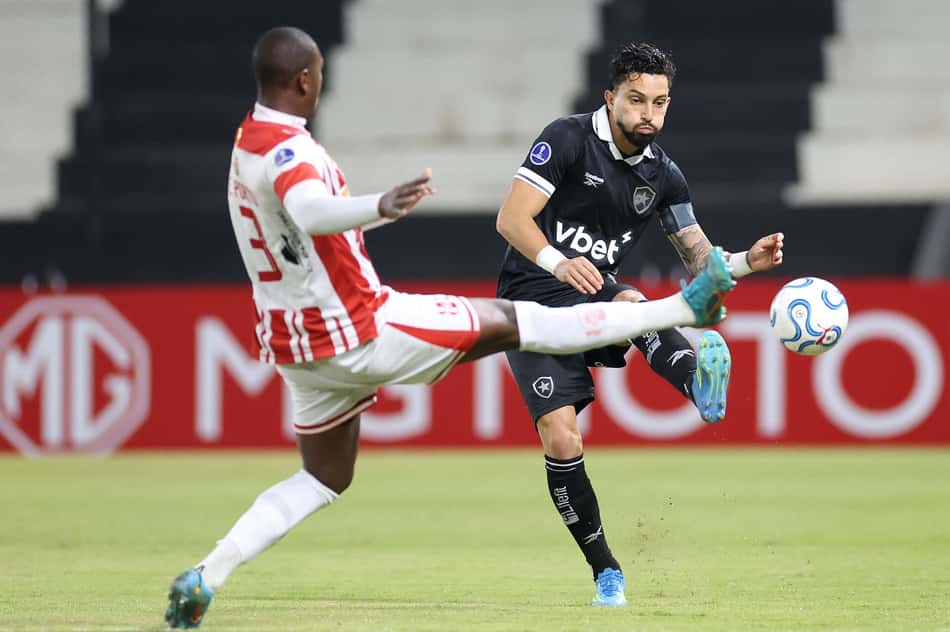 Alex Telles em ação na vitória do Botafogo sobre o Petrolero (Foto: Vítor Silva/Botafogo)