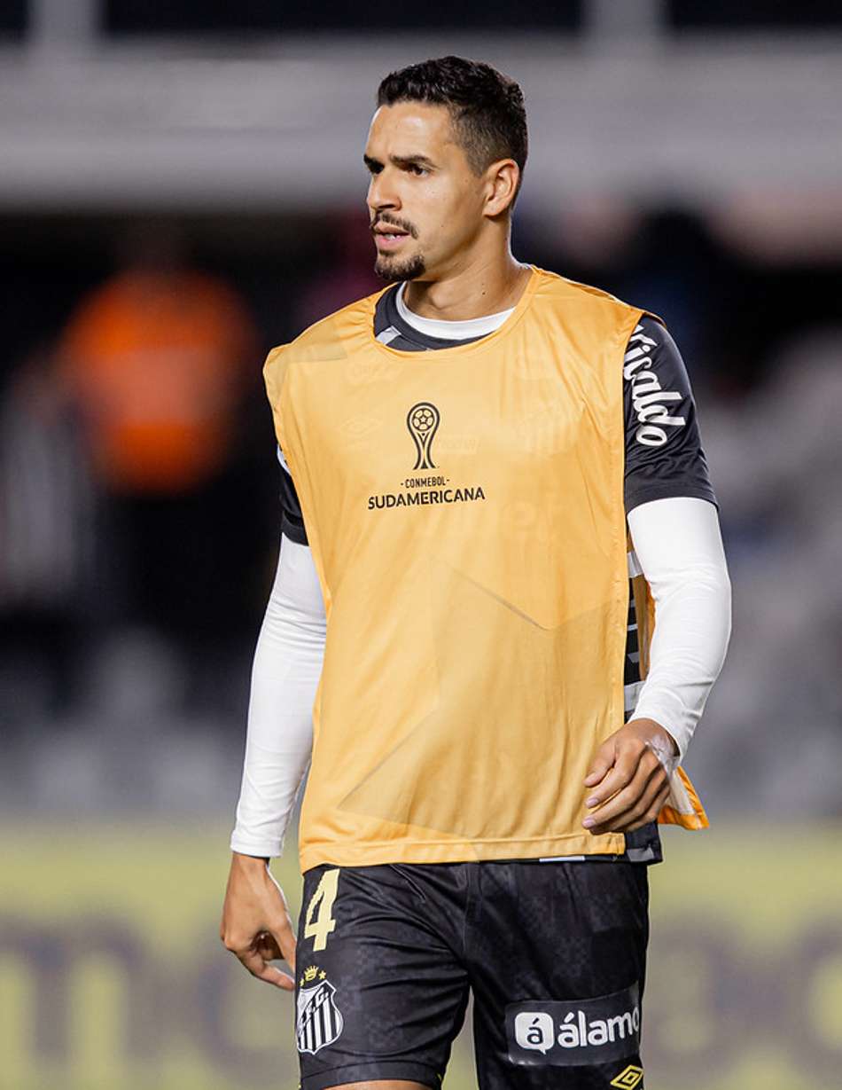 Lucas Veríssimo durante partida do Santos na Vila Belmiro, pela Sul-Americana. (Foto: Raul Baretta/ Santos FC)