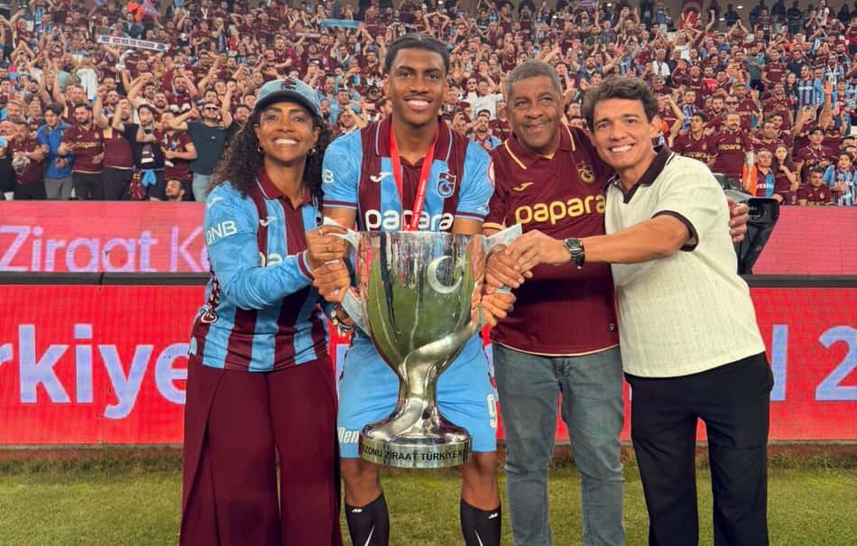 Felipe Augusto comemora título pelo Trabzonspor, na Turquia. (Foto: C2 Sports/Reprodução)